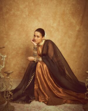 Surveen Chawla Instagram - Kuchh toh kehti hain yeh nazrein 
Khamoshi samajhne vaala koi toh ho 🧡

Outfit- @anjanabohra_official
Jewelry- @sanzanyjewels
Hmu - Me
Styling- @theiatekchandaney
📸- @visualaffairs_va