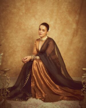 Surveen Chawla Instagram - Kuchh toh kehti hain yeh nazrein 
Khamoshi samajhne vaala koi toh ho 🧡

Outfit- @anjanabohra_official
Jewelry- @sanzanyjewels
Hmu - Me
Styling- @theiatekchandaney
📸- @visualaffairs_va