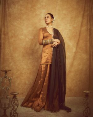 Surveen Chawla Instagram - Kuchh toh kehti hain yeh nazrein 
Khamoshi samajhne vaala koi toh ho 🧡

Outfit- @anjanabohra_official
Jewelry- @sanzanyjewels
Hmu - Me
Styling- @theiatekchandaney
📸- @visualaffairs_va