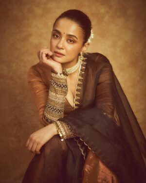 Surveen Chawla Instagram - Kuchh toh kehti hain yeh nazrein 
Khamoshi samajhne vaala koi toh ho 🧡

Outfit- @anjanabohra_official
Jewelry- @sanzanyjewels
Hmu - Me
Styling- @theiatekchandaney
📸- @visualaffairs_va