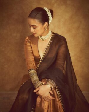 Surveen Chawla Instagram - Kuchh toh kehti hain yeh nazrein 
Khamoshi samajhne vaala koi toh ho 🧡

Outfit- @anjanabohra_official
Jewelry- @sanzanyjewels
Hmu - Me
Styling- @theiatekchandaney
📸- @visualaffairs_va