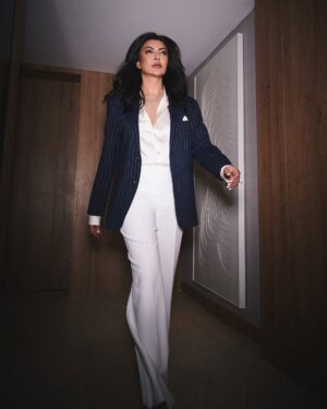 Sushmita Sen Instagram - “Suit up…power looks best when it’s tailor made” 😉👊💋

Personal power needs no validation…It’s as authentic as your DNA!!! #bringit 🤗👍

Thank you @deloitteindia for an inspiring evening & the warmest, most fun people!!! #cherished 😊💃🏻

I love you guys!! #duggadugga ❤️🎶

Outfit- @rohitgandhirahulkhanna
Styling - @theiatekchandaney
@Ankana.awasthi
Hair & Makeup_ @shraddhamishra8 
Photographer_ @dhruv_dixit_serenity 
Jewellery_ #yourstruly