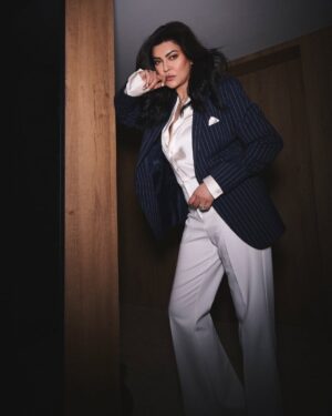 Sushmita Sen Instagram - “Suit up…power looks best when it’s tailor made” 😉👊💋

Personal power needs no validation…It’s as authentic as your DNA!!! #bringit 🤗👍

Thank you @deloitteindia for an inspiring evening & the warmest, most fun people!!! #cherished 😊💃🏻

I love you guys!! #duggadugga ❤️🎶

Outfit- @rohitgandhirahulkhanna
Styling - @theiatekchandaney
@Ankana.awasthi
Hair & Makeup_ @shraddhamishra8 
Photographer_ @dhruv_dixit_serenity 
Jewellery_ #yourstruly