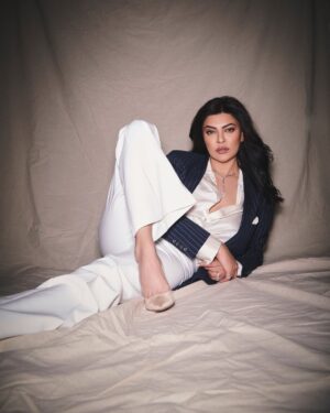 Sushmita Sen Instagram - “Suit up…power looks best when it’s tailor made” 😉👊💋

Personal power needs no validation…It’s as authentic as your DNA!!! #bringit 🤗👍

Thank you @deloitteindia for an inspiring evening & the warmest, most fun people!!! #cherished 😊💃🏻

I love you guys!! #duggadugga ❤️🎶

Outfit- @rohitgandhirahulkhanna
Styling - @theiatekchandaney
@Ankana.awasthi
Hair & Makeup_ @shraddhamishra8 
Photographer_ @dhruv_dixit_serenity 
Jewellery_ #yourstruly