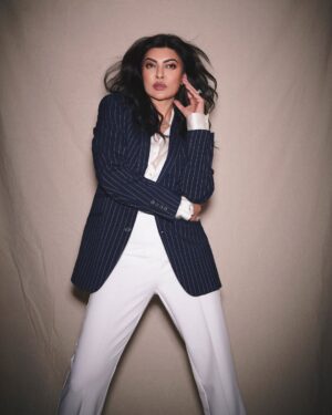 Sushmita Sen Instagram - “Suit up…power looks best when it’s tailor made” 😉👊💋

Personal power needs no validation…It’s as authentic as your DNA!!! #bringit 🤗👍

Thank you @deloitteindia for an inspiring evening & the warmest, most fun people!!! #cherished 😊💃🏻

I love you guys!! #duggadugga ❤️🎶

Outfit- @rohitgandhirahulkhanna
Styling - @theiatekchandaney
@Ankana.awasthi
Hair & Makeup_ @shraddhamishra8 
Photographer_ @dhruv_dixit_serenity 
Jewellery_ #yourstruly