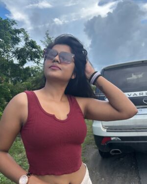 Suveta Shrimpton Instagram - Sunsets n good vibes🍂
📷 @ak_morningstar____ ❤️🧜🏾‍♂️🧿
.
.
.
#casualstyle #pondicherry #drive #positiveenergy #peace #nature #suveta #suvetashrimpton