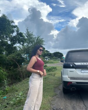 Suveta Shrimpton Instagram - Sunsets n good vibes🍂
📷 @ak_morningstar____ ❤️🧜🏾‍♂️🧿
.
.
.
#casualstyle #pondicherry #drive #positiveenergy #peace #nature #suveta #suvetashrimpton