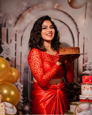 Swasika Instagram - Eat , drink and be merry in this Christmas 🎅. Wishing each and every one of you a wonderful Christmas 🤶 

#christmas #cake #festival #actress 

Makeup & Hairdo @jeru_bridal_studioo 
Photography @xposurestudio.in 
Costume @sesha_bridalwear 
Cake @banubakehouse