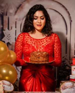 Swasika Instagram - Eat , drink and be merry in this Christmas 🎅. Wishing each and every one of you a wonderful Christmas 🤶 

#christmas #cake #festival #actress 

Makeup & Hairdo @jeru_bridal_studioo 
Photography @xposurestudio.in 
Costume @sesha_bridalwear 
Cake @banubakehouse