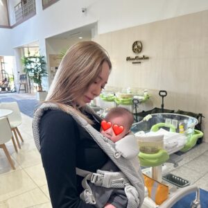 Tanakaga Instagram - 3ヶ月になって仕事も始まって自分の疲労もピークに達してたのでそのタイミングで、出産したら絶対利用したいと思ってた産後ケアホテル「マームガーデンリゾート葉山」に行ってきました👶🏻✨

個人チャンネルにもあげたんやけど、24時間好きな時間に赤ちゃん預かってくれたり、栄養満点の美味しいご飯が朝昼晩食べれたり、岩盤浴やハーブテント、エステにカラオケまで付いてて疲労回復出来たのはもちろん、ストレス発散にもなって最高やった😭❤️

いつもはブブビビもいて賑やかな我が家ですが、初めて3人でゆっくりのんびりした時間を過ごせてめちゃくちゃよかったです！！！

#PR #産後ママ　#産後ケア　#産後ケアホテル　#マームガーデン　　#産後ケアを盛り上げたい #マームガーデンリゾート葉山