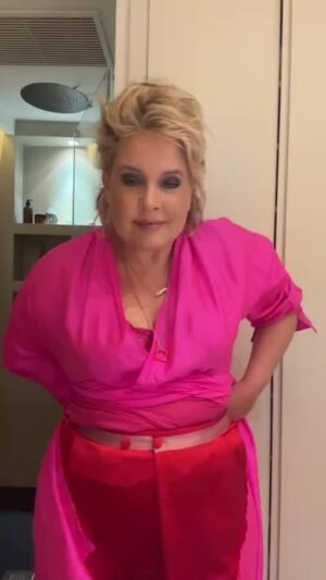 Tania Llasera Instagram - ❤️🩷❤️ Directo espon_tania para un photocall de #lospremiosiris #rojoyrosa 🩷❤️🩷. #espontania #llaserastyle #tallaycolor #amIGas