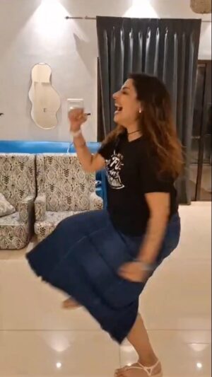 Tannaz Irani Instagram - SAME HAND SAME LEG RUNNING CHALLENGE.
PLAY IT  WITH FAMILY N FRIENDS N DO TAGG ME .

VACATION FUN WITH COUSINS.