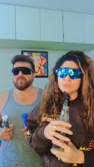 Tannaz Irani Instagram - Trust me ...volume full karo and start the reel...I bet whoever is sitting next to u ...will look at u.
 It's doesn't matter if ur fat /thin, ugly/handsome,tall/short. 
On our singing reels whoever is next to u will look at you!
Yeh gaurantee warranty wali singer hai.!

Would u like to see tannaz singing again??