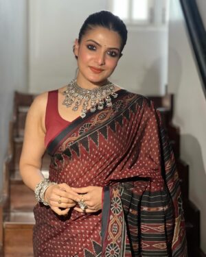 Tanushree Chakraborty Instagram - Hello….. 2025….. ❤️🧡🖤

#eventtime #makeup #hairstile #fashion #work 

Styling @rudra_saha_official 
Makeup & hairstyle @s_d_makeup_world_ 
Photo @sanjoy.sardar.94 
Management @talentwala.in 
Event by @viralfactory.ir