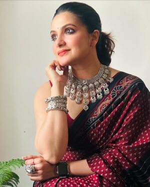 Tanushree Chakraborty Instagram - Hello….. 2025….. ❤️🧡🖤

#eventtime #makeup #hairstile #fashion #work 

Styling @rudra_saha_official 
Makeup & hairstyle @s_d_makeup_world_ 
Photo @sanjoy.sardar.94 
Management @talentwala.in 
Event by @viralfactory.ir