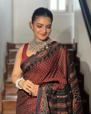 Tanushree Chakraborty Instagram - Hello….. 2025….. ❤️🧡🖤

#eventtime #makeup #hairstile #fashion #work 

Styling @rudra_saha_official 
Makeup & hairstyle @s_d_makeup_world_ 
Photo @sanjoy.sardar.94 
Management @talentwala.in 
Event by @viralfactory.ir