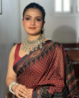 Tanushree Chakraborty Instagram - Hello….. 2025….. ❤️🧡🖤

#eventtime #makeup #hairstile #fashion #work 

Styling @rudra_saha_official 
Makeup & hairstyle @s_d_makeup_world_ 
Photo @sanjoy.sardar.94 
Management @talentwala.in 
Event by @viralfactory.ir