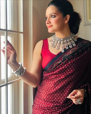 Tanushree Chakraborty Instagram - Hello….. 2025….. ❤️🧡🖤

#eventtime #makeup #hairstile #fashion #work 

Styling @rudra_saha_official 
Makeup & hairstyle @s_d_makeup_world_ 
Photo @sanjoy.sardar.94 
Management @talentwala.in 
Event by @viralfactory.ir