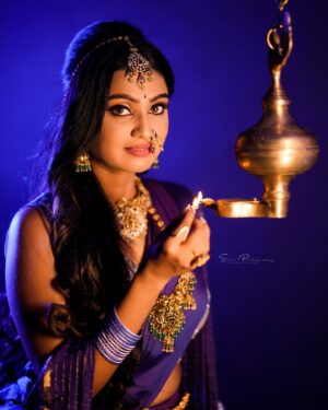 Tanvi Rao Instagram - She wounds her enemies with her eyes 🗡️

Hair, make-up and attire- @makeover_by_shalini_ravi 
Photography- @sadu_photography 

#queen #powerful #photoshoot #fashion #traditoon #tanvirao #actor