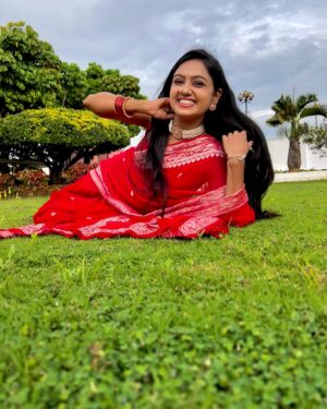 Tanvi Rao Instagram - 🌹🌹

Saree by @label_saistudio 
Blouse by @likitha_suresh_ 
Photos by @rajaniabhirath1 ❤️

#saree #red #gulaabi #lakshmibaramma #keerthi #colorskannada #tanvirao