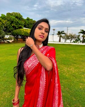 Tanvi Rao Instagram - 🌹🌹

Saree by @label_saistudio 
Blouse by @likitha_suresh_ 
Photos by @rajaniabhirath1 ❤️

#saree #red #gulaabi #lakshmibaramma #keerthi #colorskannada #tanvirao