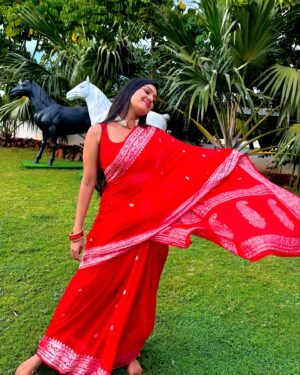 Tanvi Rao Instagram - 🌹🌹

Saree by @label_saistudio 
Blouse by @likitha_suresh_ 
Photos by @rajaniabhirath1 ❤️

#saree #red #gulaabi #lakshmibaramma #keerthi #colorskannada #tanvirao