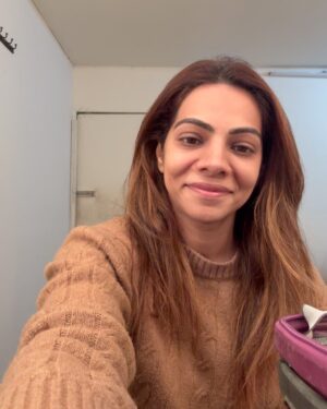Tanvi Thakkar Instagram - The year did end with a BANG actually.
Was just settling down after a bad viral post my trip to the Netherlands when l lost a very close family member. Was just settling down again, healing my heart when I got a call for this show that I had been called for earlier
 but chose to let go of the offer cus I wasn’t mentally agree to give in so many hours because I wanted to be home with Krishay.
But I guess it was destined for me in some way. After a lot back and forth, I got on set and when I entered the makeup room I
wanted to turn back and get home. Was I ready for the commitment? Will my son be okay without me ?
Working moms, I feel you. It’s just that’s constant guilt that we deal with all the time.
But to my surprise, he’s okay. Happy to spend a few hours with
me in the morning before I head to shoot, happy to show me his toys on video call in the day, happy to spend time with the rest of his family at home.
And for us, We got to get back. Back to our jobs, our happy place. Cus we have our lives too to live don’t we ?
After all l am Krishays mom but l am also Tanvi Thakkar. Haina ?
And on the days off like today, I am a bandaid- stuck to my son the whole day because that’s my happiest place.
So yes, watch me on Deewaniyat, 6 pm on star plus!🤍🎈
Send in all the love 🤍

#momguilt #selflove #deewaniyat #cockrowandshaikaentertainment #starplus