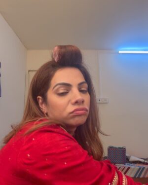 Tanvi Thakkar Instagram - The year did end with a BANG actually.
Was just settling down after a bad viral post my trip to the Netherlands when l lost a very close family member. Was just settling down again, healing my heart when I got a call for this show that I had been called for earlier
 but chose to let go of the offer cus I wasn’t mentally agree to give in so many hours because I wanted to be home with Krishay.
But I guess it was destined for me in some way. After a lot back and forth, I got on set and when I entered the makeup room I
wanted to turn back and get home. Was I ready for the commitment? Will my son be okay without me ?
Working moms, I feel you. It’s just that’s constant guilt that we deal with all the time.
But to my surprise, he’s okay. Happy to spend a few hours with
me in the morning before I head to shoot, happy to show me his toys on video call in the day, happy to spend time with the rest of his family at home.
And for us, We got to get back. Back to our jobs, our happy place. Cus we have our lives too to live don’t we ?
After all l am Krishays mom but l am also Tanvi Thakkar. Haina ?
And on the days off like today, I am a bandaid- stuck to my son the whole day because that’s my happiest place.
So yes, watch me on Deewaniyat, 6 pm on star plus!🤍🎈
Send in all the love 🤍

#momguilt #selflove #deewaniyat #cockrowandshaikaentertainment #starplus
