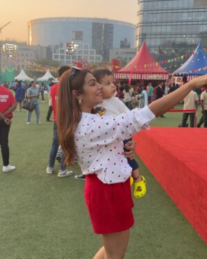 Tanvi Thakkar Instagram - Christmas is around the corner and this place is such a vibe ! Also best way to celebrate Krishay turning 1.5 years old! Experience the magic till 30th December at Jio world garden !
@hamleyswonderland @rainmakerconsults @bookmyshowin