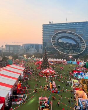 Tanvi Thakkar Instagram - Christmas is around the corner and this place is such a vibe ! Also best way to celebrate Krishay turning 1.5 years old! Experience the magic till 30th December at Jio world garden !
@hamleyswonderland @rainmakerconsults @bookmyshowin