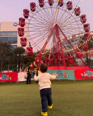 Tanvi Thakkar Instagram - Christmas is around the corner and this place is such a vibe ! Also best way to celebrate Krishay turning 1.5 years old! Experience the magic till 30th December at Jio world garden !
@hamleyswonderland @rainmakerconsults @bookmyshowin