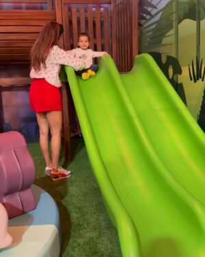 Tanvi Thakkar Instagram - Christmas is around the corner and this place is such a vibe ! Also best way to celebrate Krishay turning 1.5 years old! Experience the magic till 30th December at Jio world garden !
@hamleyswonderland @rainmakerconsults @bookmyshowin