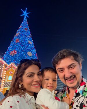 Tanvi Thakkar Instagram - Christmas is around the corner and this place is such a vibe ! Also best way to celebrate Krishay turning 1.5 years old! Experience the magic till 30th December at Jio world garden !
@hamleyswonderland @rainmakerconsults @bookmyshowin