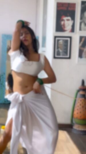 Tanya Desai Instagram - Kamariya! ❤️

📷 @skkdesaikavita 🤗🤩

.
.
.
.

#kamariya #reelit #whitesatin #danceoutloud #feelitreelit #sexy #makeiteasy #makeitclassy #bollywood #indiantadka #artist #grateful #tanyadesai