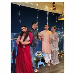 Tanya Desai Instagram - And the Diwali Dump is not over yet! 😋
Had the best Diwali party ever with my forever favorite people. Such a wholesome vibe! Beyond grateful 🙏❤️ 

#HappyDiwali 

#myhappyplace #diwali2024 #diwaliparty #grateful #tanyadesai