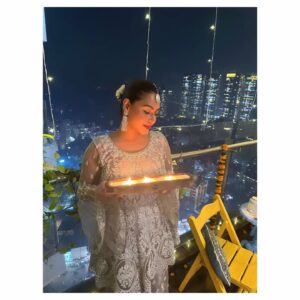 Tanya Desai Instagram - A day of glitz, glamour and lots of love! 🤍✨️
Shubh Deepawali! 🪔
Make your Diwali extra special with these scented candles by @miamorscentedcandle @se.garima 🕯❤️

#diwali2024 #happydiwali #love #tanyadesai