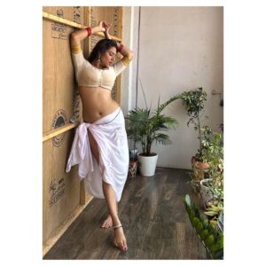 Tanya Desai Instagram - थोड़ा सा प्यार, थोड़ी सी शरारत...🤍✨️🎶

#vintagestyle #retro #whiteonwhite #indianethnic #love #actress #model #tanyadesai