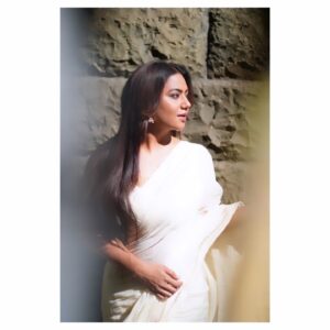 Tanya Desai Instagram - ~
On the streets of Bombay,
In a white classic sari! 
Timeless and chic,
Effortless and free! 🤍🍃🌸

Saree from @farog.in 💫

📸 @vaibhav_kumawat_photography
💄 @ankkushbhardwaj51

#sareeandstories #streetsofmumbai #bombay  #sareefashion #whiteandnatural #sareeinspiration #love #actress #tanyadesai