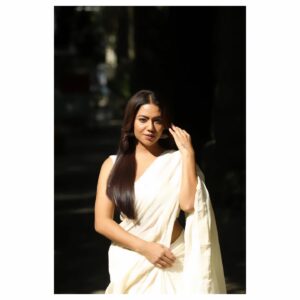 Tanya Desai Instagram - ~
On the streets of Bombay,
In a white classic sari! 
Timeless and chic,
Effortless and free! 🤍🍃🌸

Saree from @farog.in 💫

📸 @vaibhav_kumawat_photography
💄 @ankkushbhardwaj51

#sareeandstories #streetsofmumbai #bombay  #sareefashion #whiteandnatural #sareeinspiration #love #actress #tanyadesai