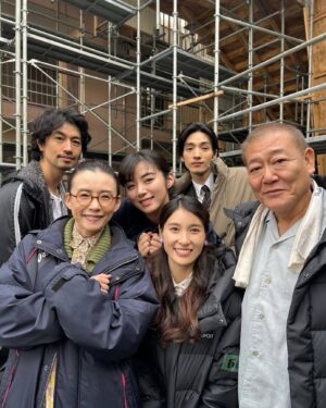 Tao Tsuchiya Instagram - .
#日曜劇場 「 #海に眠るダイヤモンド 」
感謝を込めて、
あと少し、オフショットを。
.
#國村隼 さん演じる一平さん、
#中嶋朋子 さん演じるハルさん、
#清水尋也 くん演じる賢将、
#斎藤工 さん演じる進兄、
#池田エライザ ちゃん演じるリナ…
朝子がもう一度会いたかったように、
百合子にとっても
ずっとずっと会いたかった人たちの笑顔。
.
撮影が始まる前、
人物の相関図はいただいていたし
端島パートと現代パートがあることは
わかっていたのですが、
この複雑な人間関係や時間軸の設定が
どんなふうに描かれるのか、
全く想像できませんでした。
でも
今この写真を載せつつ、
不安に思っていた過去の百合子と過去の自分に
「大丈夫だよ」と伝えたいです。
.
端島という舞台とテーマは、
私が想像していたより
もっとずっとずっとパワフルで鮮やかで
繊細で瑞々しくて、魅力的でした…！！！
.
現実の端島での生活は
時代や自然などいろいろな厳しさと
向き合ったり闘ったりしながら
工夫していく必要があったと思うので、
ドラマで表現させていただいた世界より
大変なこと、素晴らしいこと、複雑なことが
本当にたくさんあったと思うのですが、
.
端島の持つ「一島一家」のパワーは
時間や場所を超えて
この撮影にも駆けつけてくれているんじゃないか…
そう感じるくらい、
あったかくて熱い現場でした。
.
気温が40℃を越えるほどの酷暑の中、
涼やかなリナの歌声を
この大切な人たちと一緒に見上げたのは
ついこの間のことのようでもあるし
遠い昔のことのようでもあるけれど、
この写真を撮った時も、
寒い日だったけれど、心はホカホカでした。
本当にありがとうございました…！