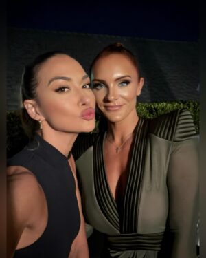Tasya Teles Instagram - Queens of Rings, and beautiful things…popcorn, fire drills and UFOs….? 🛸  What a day at the @newportbeachfilmfest !

So proud of Em and the collection of powerhouses alongside her.  This is an epic movie you don’t wanna miss! So inspired. Congrats to the entire team! Follow account below for updates ! 👑💪❤️🎬🎥🍿

@queenofthering 
@newportbeachfilmfest