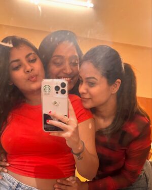Teja Venkatesh Instagram - Always surround yourself with positive people who makes your life easier 🤍🧿 

@_.parveenofficial._ @_.preethiga @sandhyaramachandran_  @britto_mano @sabharish_ramachandran 

#pondicherry #friendship
