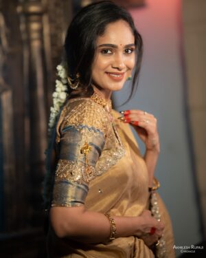Tejaswini Gowda Instagram - Diwali is not just a festival, it’s a celebration of victory of light over darkness ✨ Happy Diwali 🪔 

Outfit: @sreha_designer_studio 
Mua: @makeupartistharinireddy 
Jewellery: @emmadi_silver_jewellery_hyd 
📸: @akhileshrupaji 
Location: @klfilmstudio