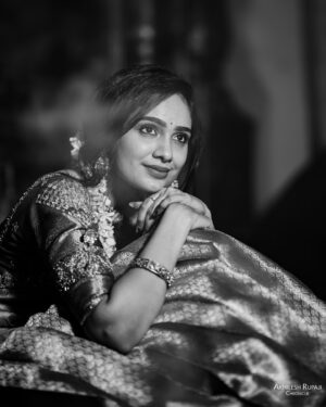 Tejaswini Gowda Instagram - Diwali is not just a festival, it’s a celebration of victory of light over darkness ✨ Happy Diwali 🪔 

Outfit: @sreha_designer_studio 
Mua: @makeupartistharinireddy 
Jewellery: @emmadi_silver_jewellery_hyd 
📸: @akhileshrupaji 
Location: @klfilmstudio