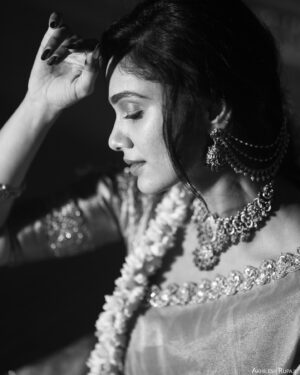 Tejaswini Gowda Instagram - Diwali is not just a festival, it’s a celebration of victory of light over darkness ✨ Happy Diwali 🪔 

Outfit: @sreha_designer_studio 
Mua: @makeupartistharinireddy 
Jewellery: @emmadi_silver_jewellery_hyd 
📸: @akhileshrupaji 
Location: @klfilmstudio