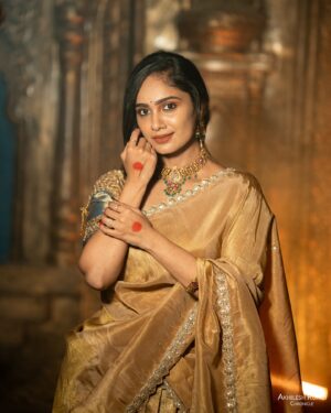 Tejaswini Gowda Instagram - Diwali is not just a festival, it’s a celebration of victory of light over darkness ✨ Happy Diwali 🪔 

Outfit: @sreha_designer_studio 
Mua: @makeupartistharinireddy 
Jewellery: @emmadi_silver_jewellery_hyd 
📸: @akhileshrupaji 
Location: @klfilmstudio