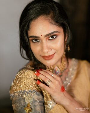 Tejaswini Gowda Instagram - Diwali is not just a festival, it’s a celebration of victory of light over darkness ✨ Happy Diwali 🪔 

Outfit: @sreha_designer_studio 
Mua: @makeupartistharinireddy 
Jewellery: @emmadi_silver_jewellery_hyd 
📸: @akhileshrupaji 
Location: @klfilmstudio