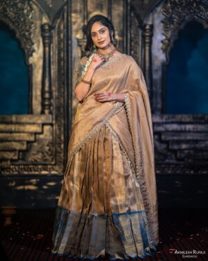 Tejaswini Gowda Instagram - Diwali is not just a festival, it’s a celebration of victory of light over darkness ✨ Happy Diwali 🪔 

Outfit: @sreha_designer_studio 
Mua: @makeupartistharinireddy 
Jewellery: @emmadi_silver_jewellery_hyd 
📸: @akhileshrupaji 
Location: @klfilmstudio