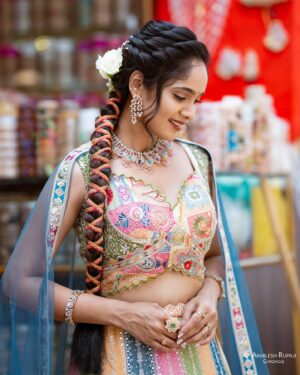 Tejaswini Gowda Instagram - Colourful ♥️🩵🩷💛🧡

📸: @akhileshrupaji 
Hairstyle: @vicky_hairstylist_official