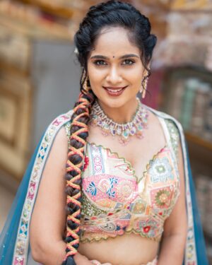 Tejaswini Gowda Instagram - Colourful ♥️🩵🩷💛🧡

📸: @akhileshrupaji 
Hairstyle: @vicky_hairstylist_official